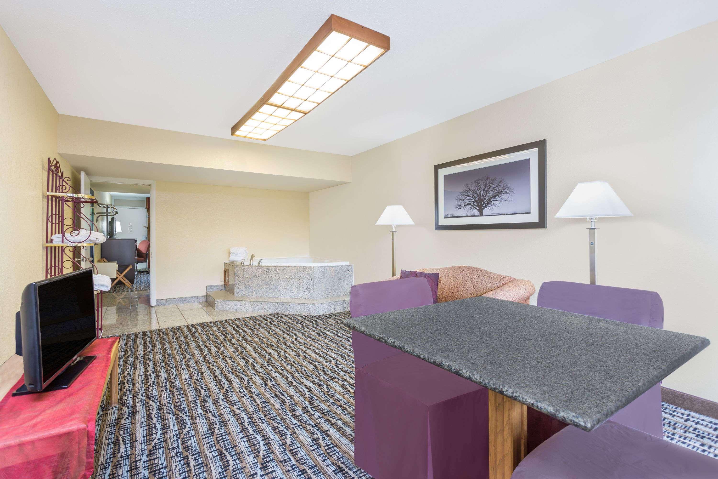 Days Inn By Wyndham Asheville/Mall Dış mekan fotoğraf